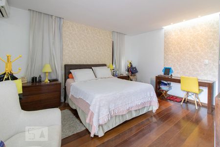 Casa à venda com 240m², 3 quartos e 3 vagasSuíte 