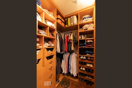 Casa à venda com 240m², 3 quartos e 3 vagasCloset da Suíte 