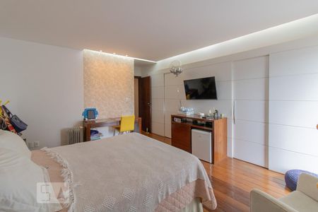 Casa à venda com 240m², 3 quartos e 3 vagasSuíte 