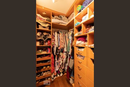 Casa à venda com 240m², 3 quartos e 3 vagasCloset da Suíte 