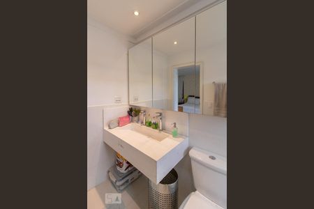 Casa à venda com 240m², 3 quartos e 3 vagasBanheiro da Suíte 