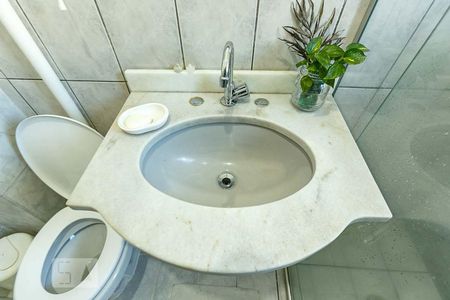 Banheiro de apartamento à venda com 1 quarto, 38m² em Centro Histórico, Porto Alegre