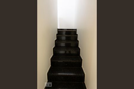 Casa de condomínio para alugar com 300m², 7 quartos e 4 vagasEscadaria