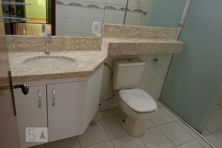 Casa de condomínio para alugar com 300m², 7 quartos e 4 vagasBanheiro da suíte 1