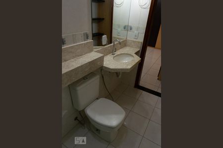 Casa de condomínio para alugar com 300m², 7 quartos e 4 vagasBanheiro da suíte 2