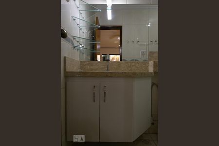 Casa de condomínio para alugar com 300m², 7 quartos e 4 vagasBanheiro da suíte 1