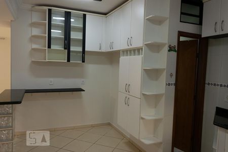 Casa de condomínio para alugar com 300m², 7 quartos e 4 vagasCozinha 1