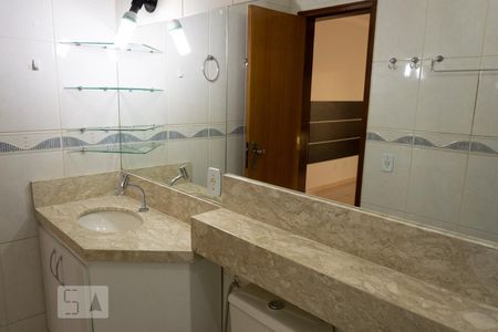 Casa de condomínio para alugar com 300m², 7 quartos e 4 vagasBanheiro da suíte 1