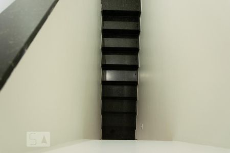 Casa de condomínio para alugar com 300m², 7 quartos e 4 vagasEscadaria