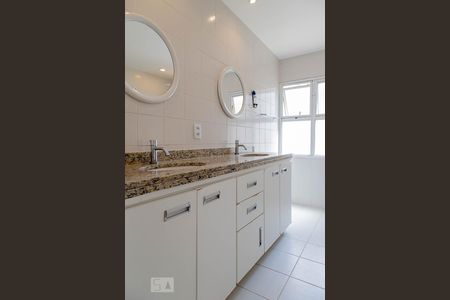 Casa de condomínio para alugar com 206m², 5 quartos e 3 vagasBanheiro da suíte