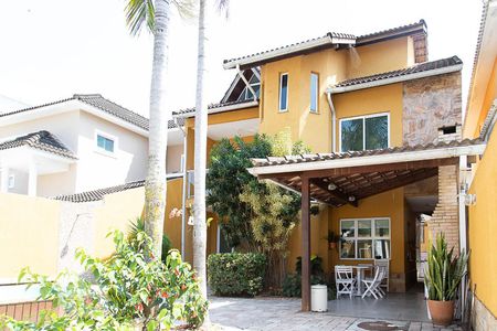 Casa de condomínio para alugar com 206m², 5 quartos e 3 vagasEntrada 