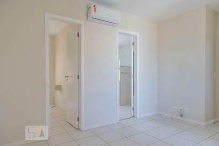 Casa de condomínio para alugar com 206m², 5 quartos e 3 vagasSuíte