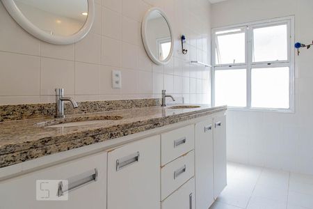 Casa de condomínio para alugar com 206m², 5 quartos e 3 vagasBanheiro da suíte