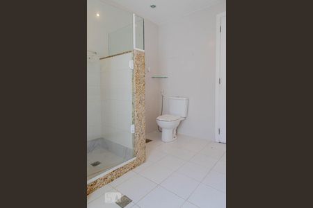 Casa de condomínio para alugar com 206m², 5 quartos e 3 vagasBanheiro da suíte