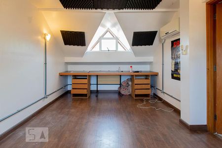 Casa de condomínio para alugar com 206m², 5 quartos e 3 vagasSótão