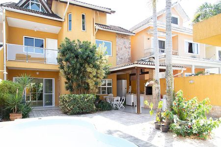 Casa de condomínio para alugar com 206m², 5 quartos e 3 vagasEntrada 