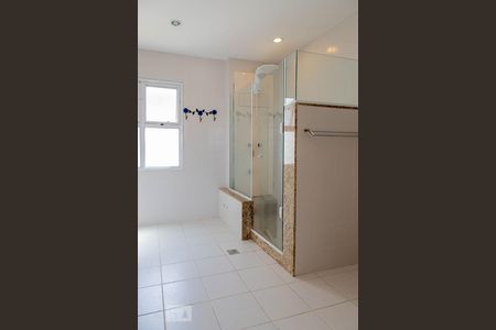 Casa de condomínio para alugar com 206m², 5 quartos e 3 vagasBanheiro da suíte