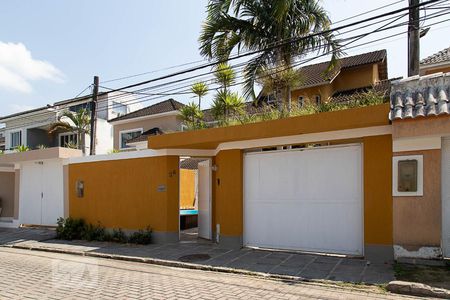 Casa de condomínio para alugar com 206m², 5 quartos e 3 vagasFachada 