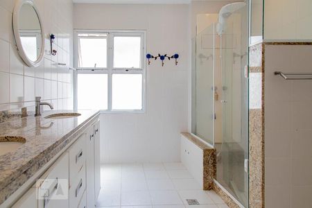 Casa de condomínio para alugar com 206m², 5 quartos e 3 vagasBanheiro da suíte