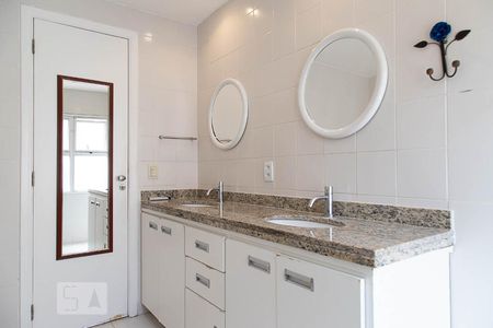 Casa de condomínio para alugar com 206m², 5 quartos e 3 vagasBanheiro da suíte