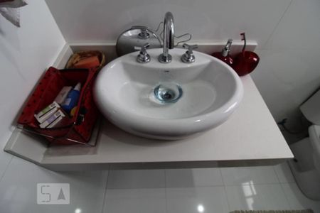 Casa à venda com 177m², 3 quartos e 8 vagasBanheiro Suite 2