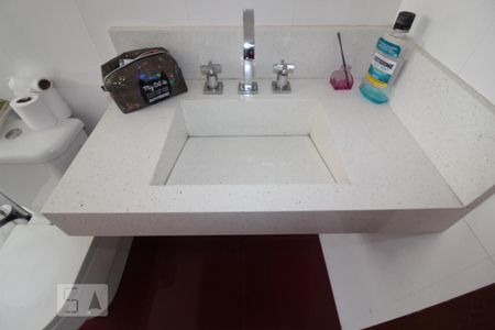 Casa à venda com 177m², 3 quartos e 8 vagasBanheiro Suite 1