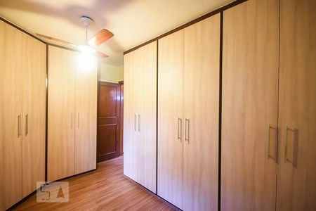 Casa de condomínio à venda com 280m², 3 quartos e 4 vagasArmário da suíte 3