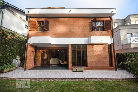 Casa de condomínio à venda com 280m², 3 quartos e 4 vagasFachada posterior