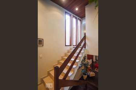 Casa de condomínio à venda com 280m², 3 quartos e 4 vagasEscada