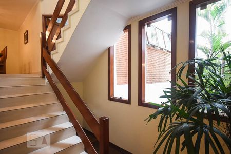 Casa de condomínio à venda com 280m², 3 quartos e 4 vagasEscada