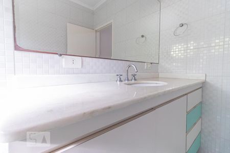 Casa para alugar com 480m², 4 quartos e 8 vagasBanheiro da Suíte 2 - Pia