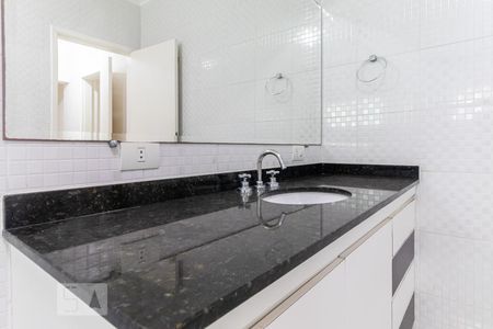 Casa para alugar com 480m², 4 quartos e 8 vagasBanheiro da Suíte 3 - Pia