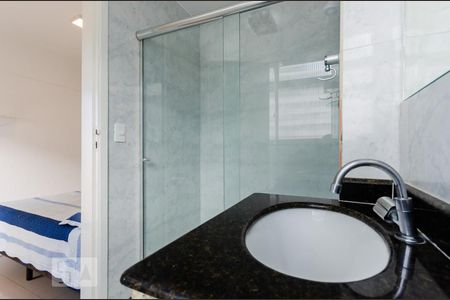 Banheiro suíte de apartamento para alugar com 1 quarto, 38m² em Gonzaga, Santos