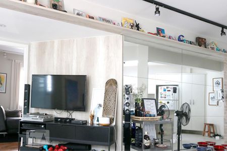 Detalhe da sala + espelho de apartamento para alugar com 2 quartos, 85m² em Vila Madalena, São Paulo