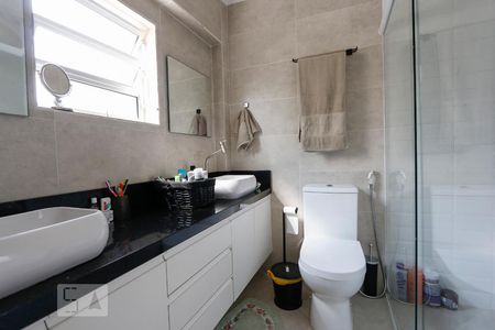 Banheiro da suite de apartamento para alugar com 2 quartos, 85m² em Vila Madalena, São Paulo