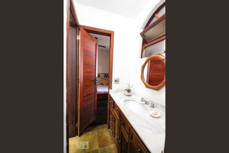 Casa à venda com 512m², 8 quartos e 3 vagasBanheiro da Suíte 2 e 3