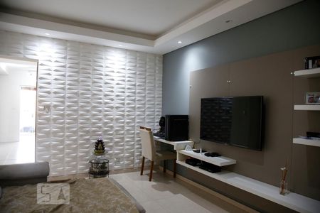 Sala de Estar de casa à venda com 3 quartos, 250m² em Vila Paulo Silas, São Paulo