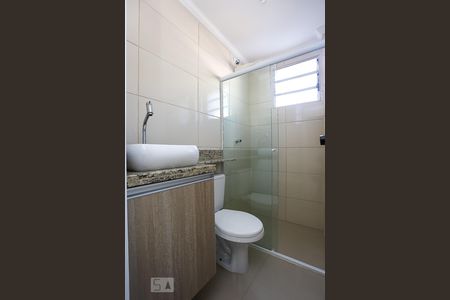 Banheiro de apartamento para alugar com 2 quartos, 52m² em Parque Assunção, Taboão da Serra