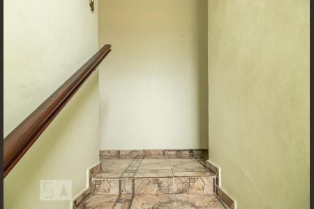 Casa à venda com 160m², 3 quartos e 4 vagasEscada