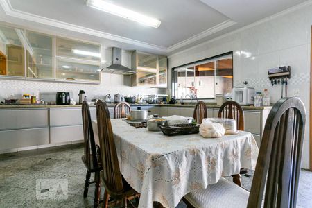 Casa à venda com 610m², 5 quartos e 6 vagasCozinha