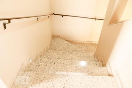 Casa à venda com 300m², 4 quartos e 7 vagasEscada