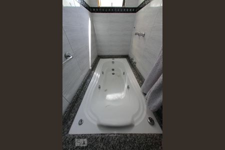 Apartamento à venda com 93m², 3 quartos e 2 vagasBanheiro da suíte - banheira