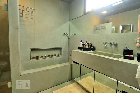Apartamento à venda com 244m², 3 quartos e 3 vagasBanheiro da Suíte