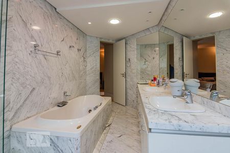 Casa à venda com 800m², 5 quartos e 10 vagasBanheiro Quarto 4 Suíte