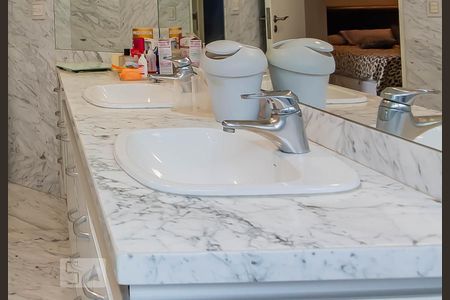 Casa à venda com 800m², 5 quartos e 10 vagasTorneira Banheiro Quarto 4 Suíte