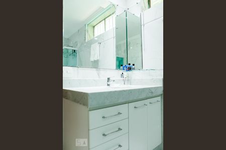 Casa à venda com 722m², 4 quartos e 5 vagasBanheiro Suíte 2