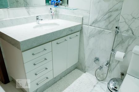 Casa à venda com 722m², 4 quartos e 5 vagasBanheiro Suíte 2