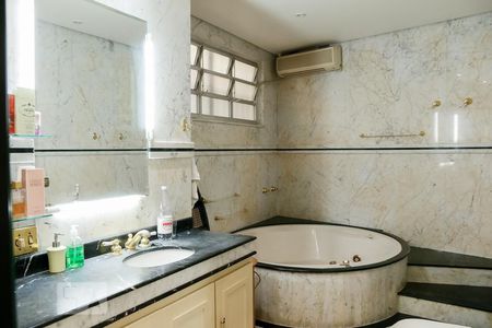 Casa à venda com 722m², 4 quartos e 5 vagasBanheiro Suíte 3