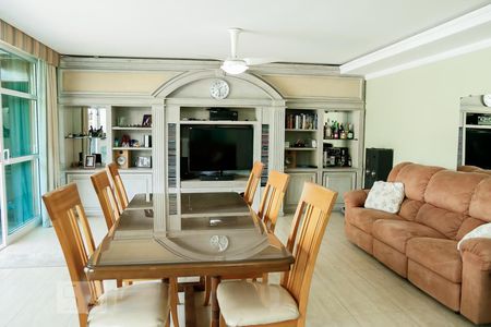 Casa à venda com 722m², 4 quartos e 5 vagasSalão de Festas