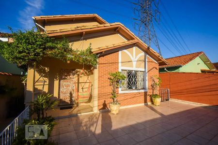 Casa à venda com 182m², 3 quartos e 2 vagas Casa à venda com 182m², 3 quartos e 2 vagasFachada